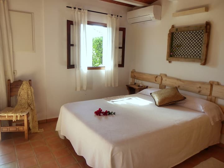 غرفة نوم في الطابق الأرضي مع مكيف هواء وخزانة مدمجة وإمكانية الوصول إلى الحديقة. غرفة نوم في الطابق الأرضي مع إمكانية الوصول إلى الحديقة