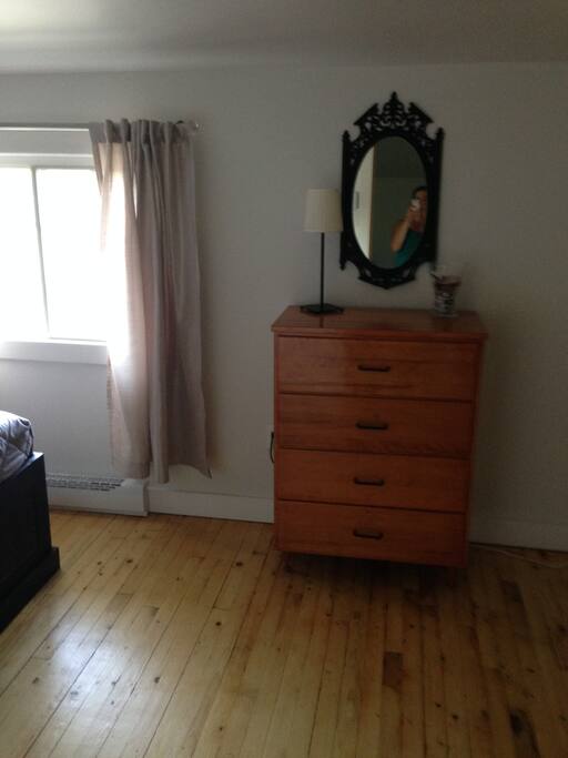 Dans la chambre des maîtres un garde-robe walk-in est disponible pour vous en plus de tous les tiroirs de cette commode. Vous ne manquerez pas de rangement!