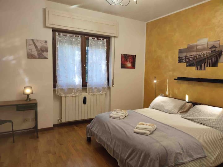 chambre double, pour deux personnes, avec bureau et chaise, armoire miroir avec double porte coulissante, lit bébé