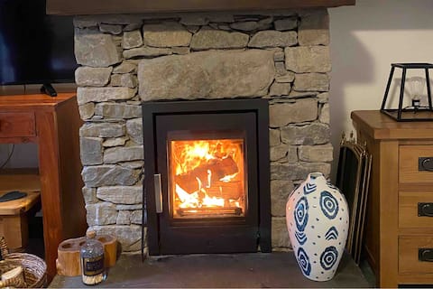 Top Airbnb: Humphrey Cottage Cosy quiet cottage by great pub. in Lower Allithwaite