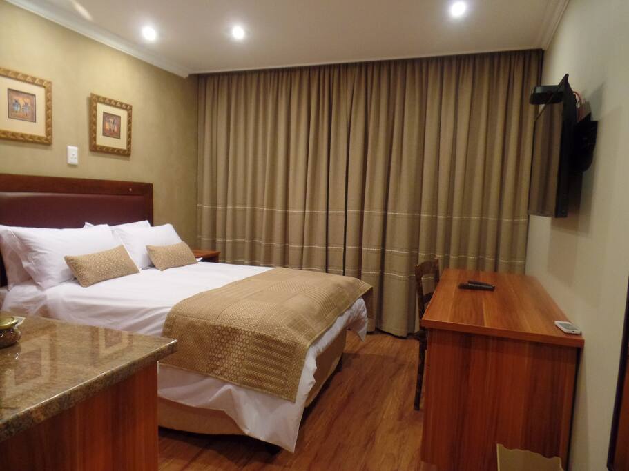 Ground floor non-smoking rooms (18m²), with a standard double bed, en suite with shower