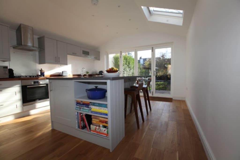 Kitchen with seating for 4 around the kitchen island