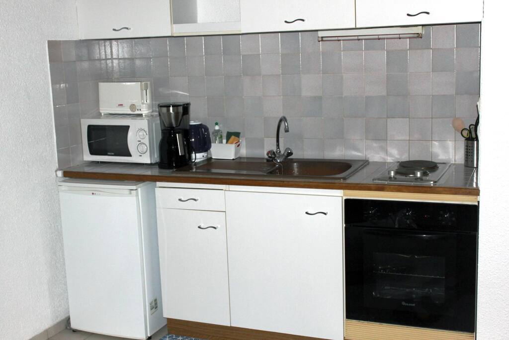Une kitchenette bien équipée