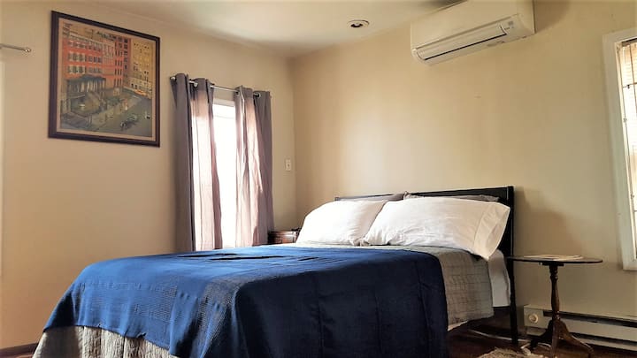 חדר שינה ראשי בקומה השלישית עם אח אמיתית מעץ, טלוויזיה עם מסך שטוח גדול, כרומקאסט, מיטת קווין סייז, רצפות עץ עתיקות, הרבה אור טבעי!