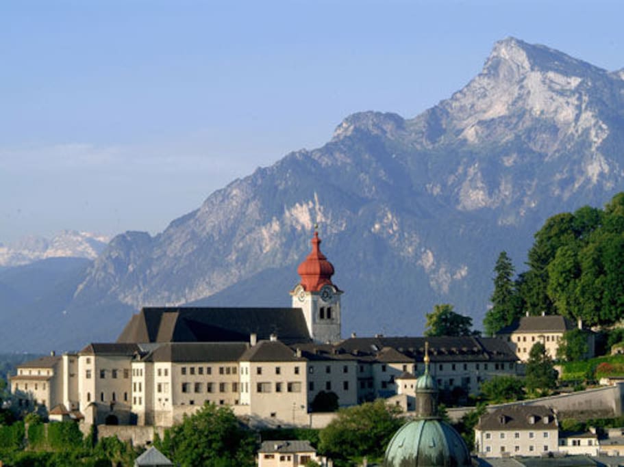 The appartment is located at the foot of Sound of music abbey "Stift Nonnberg".