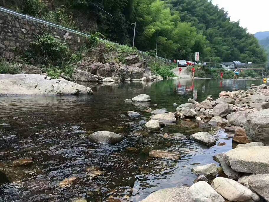 门口小溪清澈见底