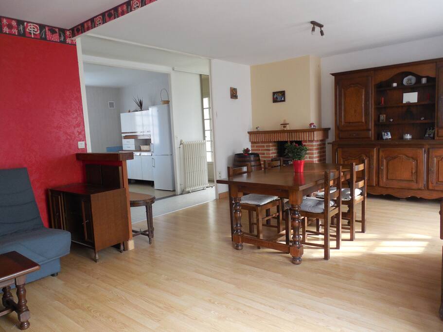 Salon salle à manger avec cuisine en arrière plan. Clic claque permettant de coucher 2 personnes supplémentaires
