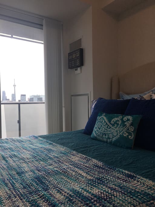 Guest Bedroom With High End Queen Size Bed Mattress & Luxury Linen !