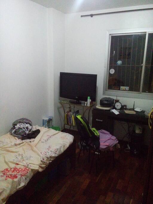 Quarto com cama de solteiro