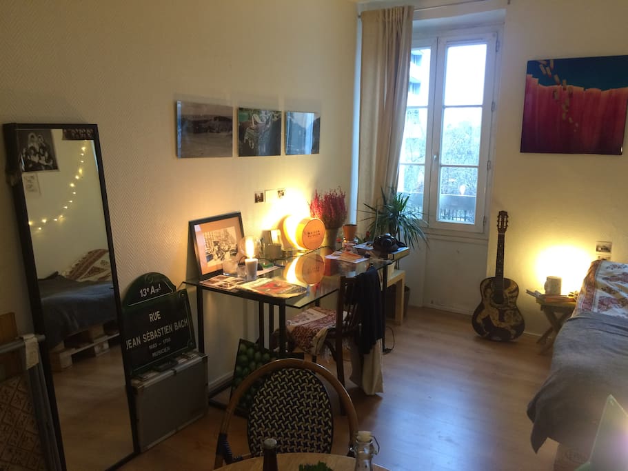 Le bureau- qui peut être vidé pour vous laisser l'utiliser en grande table à diner - et un miroir