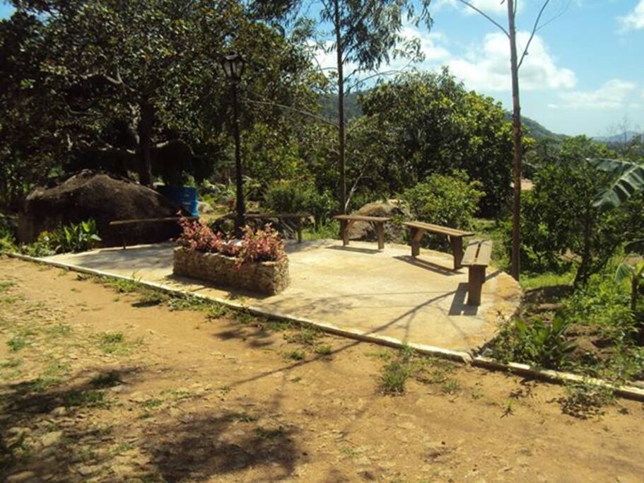 Pracinha em frente a capela com uma vsta espetacular dos alpes