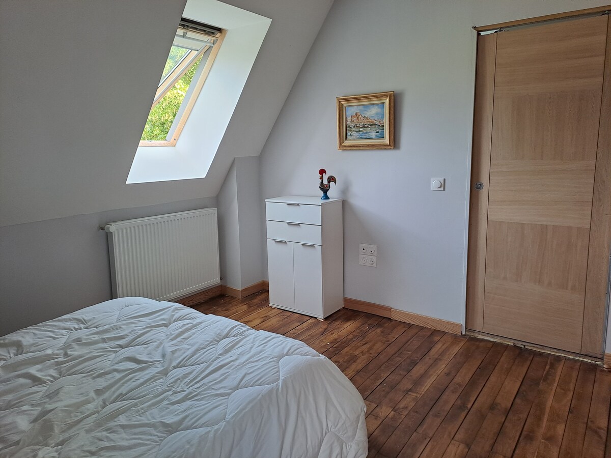 Sovrum med direkt tillgång till badrummet 