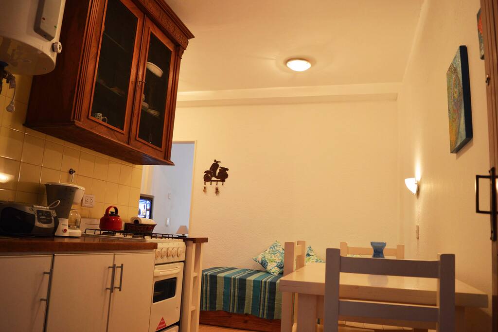 Cocina-estar con cama carro extraíble
