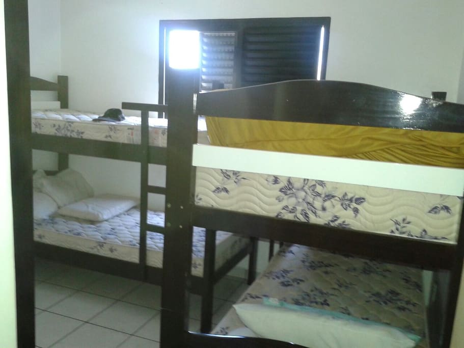 Quarto com 2 beliches e Armário e ventilador no teto