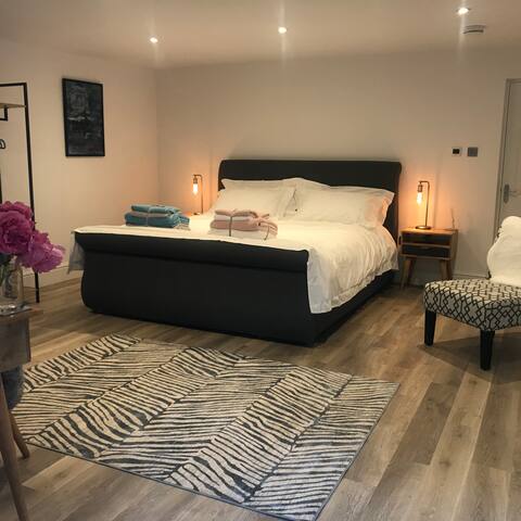 Popular Airbnb listing: Luxury spacious Apartment central Cheltenham in Leckhampton With Warden Hill