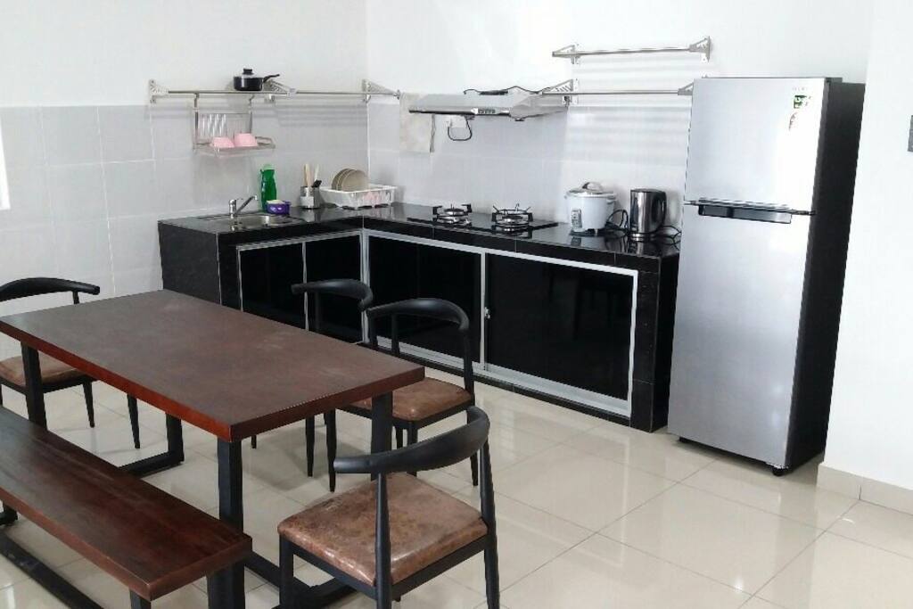 Kitchen and dining area allows for light cooking