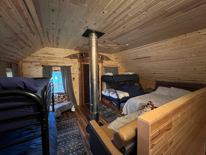 Chambre à l'étage avec terrasse de plain-pied. Lit queen size, lits jumeaux sur lits superposés, lits jumeaux jumeaux. Tous les nouveaux matelas de qualité pour un séjour confortable. Petit canapé et chaise pour se prélasser, ou prendre votre café sur la terrasse supérieure.