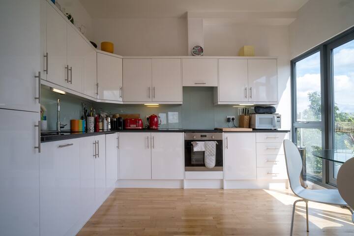 STUNNING city-centre 3 bed. River views + Parking gallery image 4