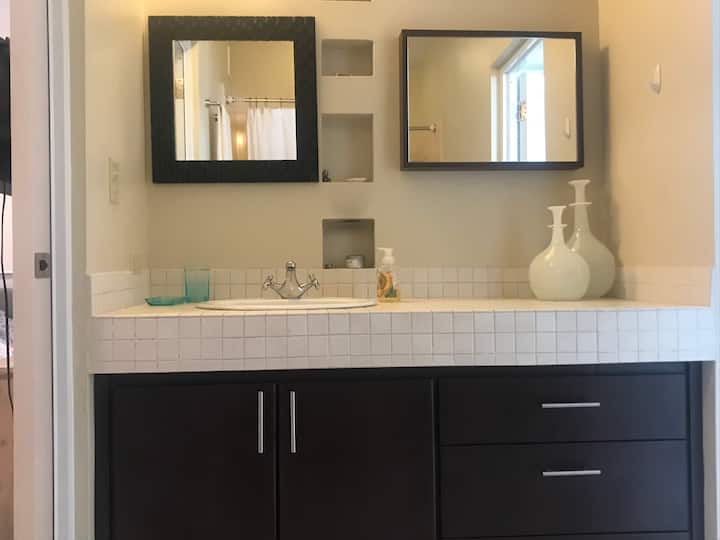 Glavna kupaonica s kadom pored dnevnog boravka 