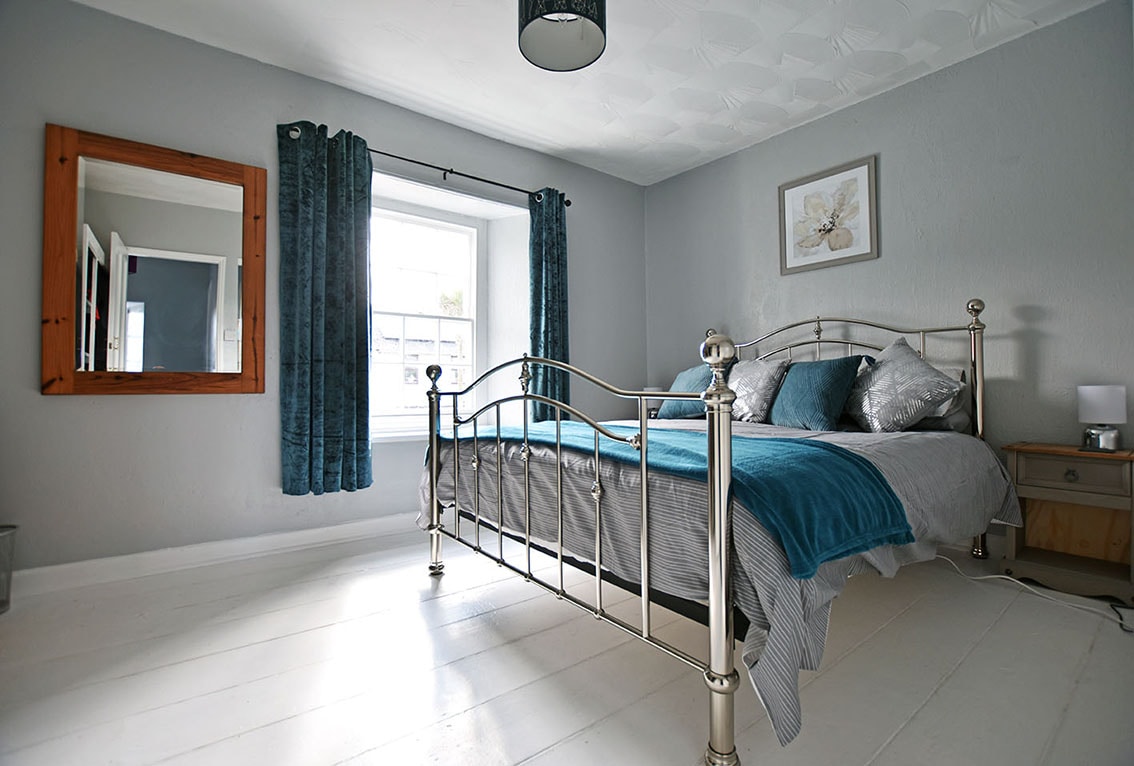 غرفة النوم الرئيسية بسرير بمقاس كبير