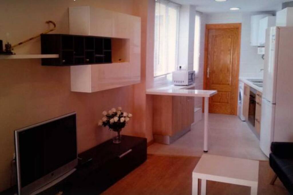 Salón, al fondo la cocina