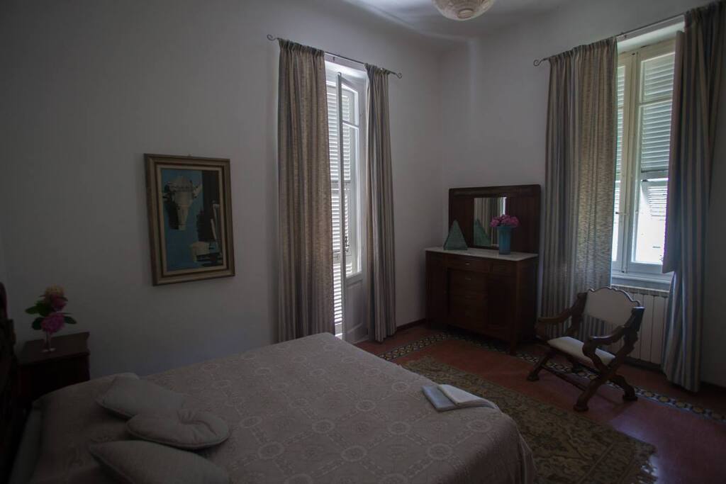 Room 1 with double bed/Stanza 1 con letto matrimoniale