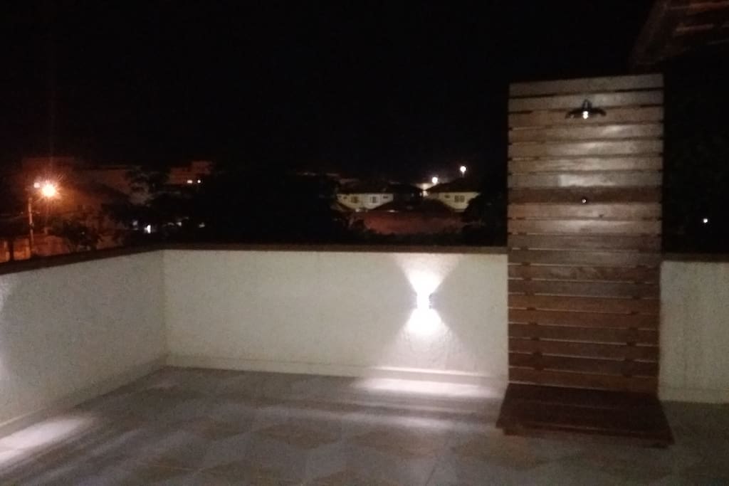 Área externa a noite.