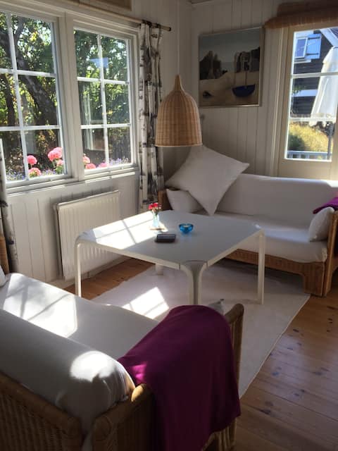 Top performing Airbnb: Charming beachfront cottage with sea view in Ängelholm
