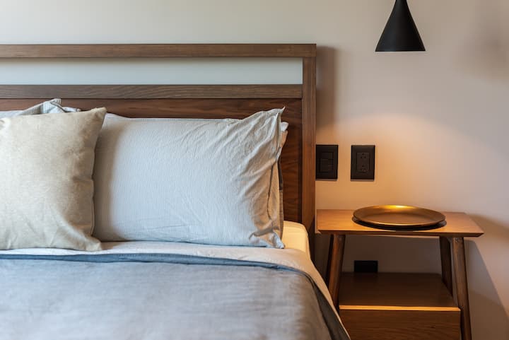 Cuarto dormitorio con cama tamaño queen con armario/ cuarta recamara con armario 