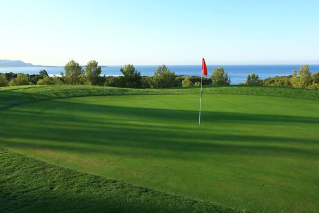 golf de Frégate à Saint Cyr sur mer 27 trous.