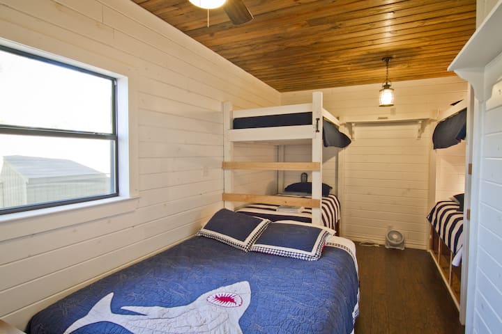 ห้องนอนที่ 2 นอนได้ 6 คน! เตียงควีนไซส์และเตียงแฝด 4 หลัง  นอกจากนี้ยังมีทีวี Roku บนผนัง