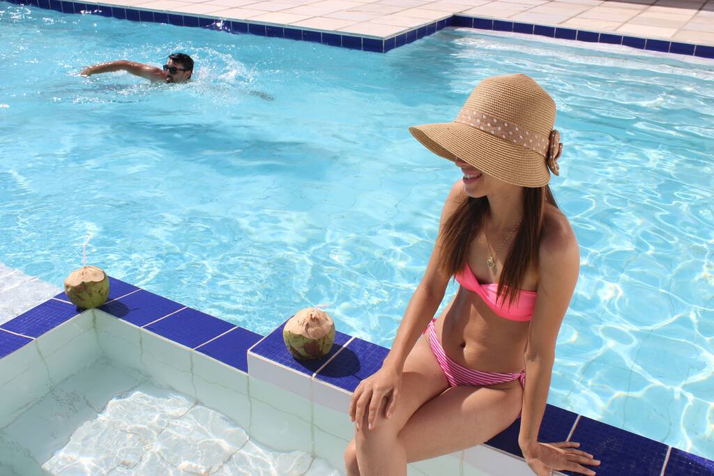 piscina e banheira com água cristalina