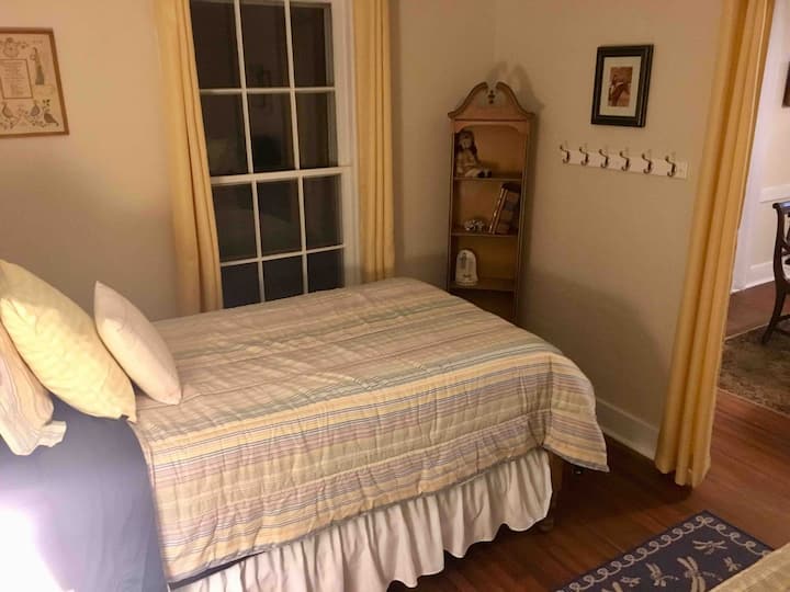 Camera doppia al piano di sotto con materassi in memory foam molto lunghi e ganci pratici 