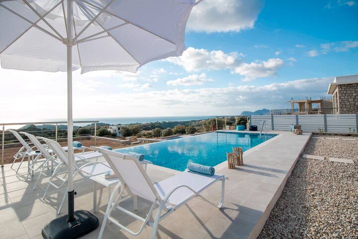 Francis Luxury Villa gallery image 2