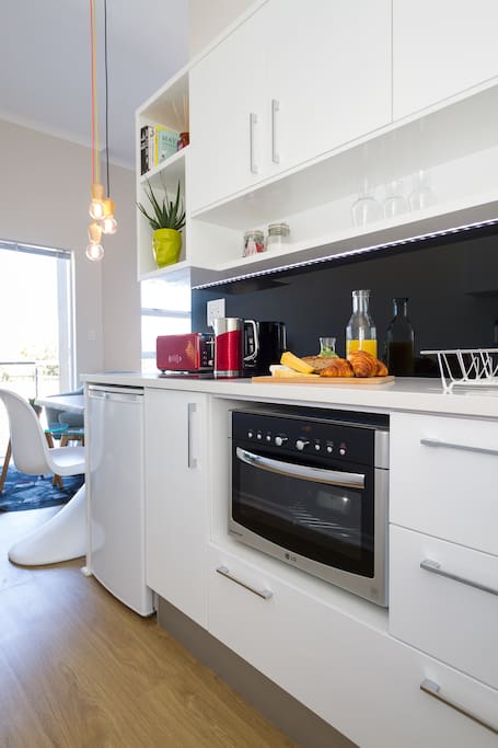 A beautiful, fully-fitted kitchen to make sure you can make delicious french-toast...with bacon...and syrup...and coffee....yum.