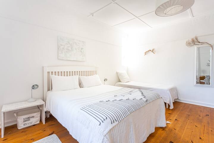 Uitkyk Family Cottage: sleeps 5, pool, BBQ, patio