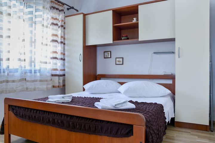 卧室1.
双人床，可睡两人。