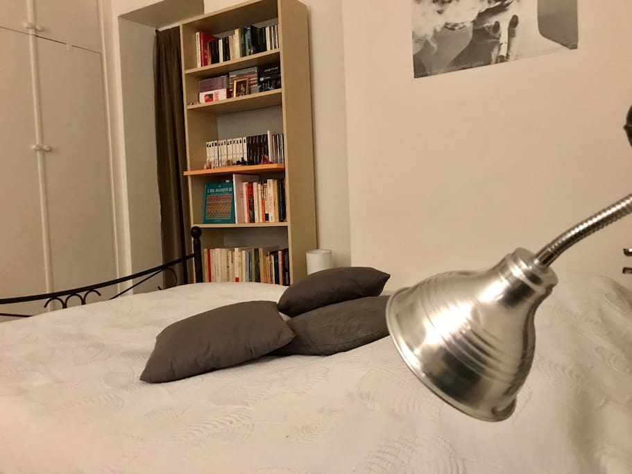 Le lit et sa bibliothèque