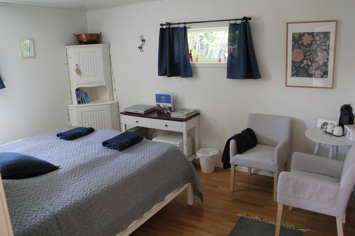 Спалня с двойно легло с матрак с мемори пяна. Включени са спално бельо и кърпи. 