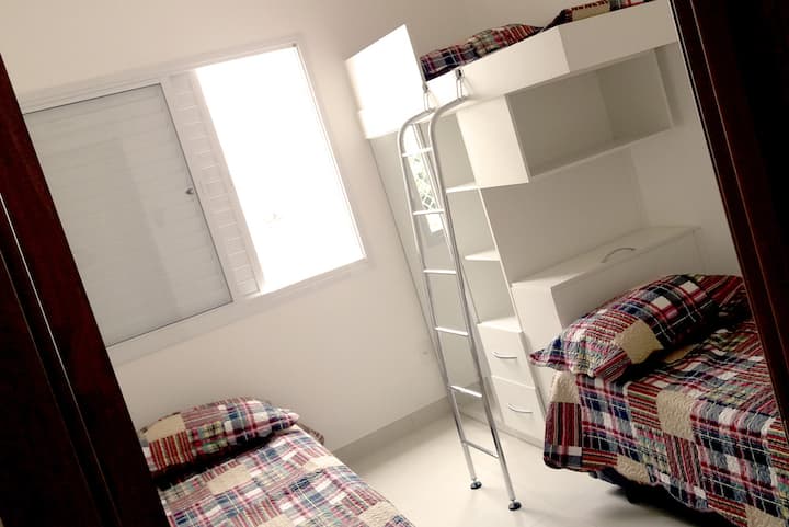 Chumba kimoja chenye vitanda 4 na kiyoyozi.