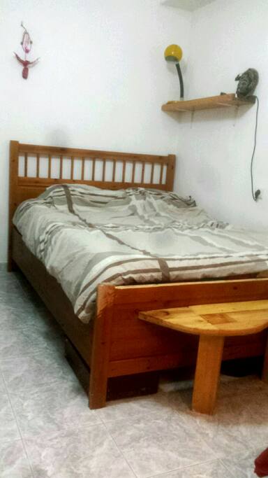 Big comfertaball coupels bed