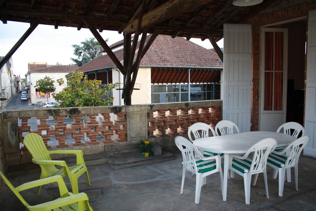 Terrasse couverte avec vue sur la halle du marché du 19ième siècle