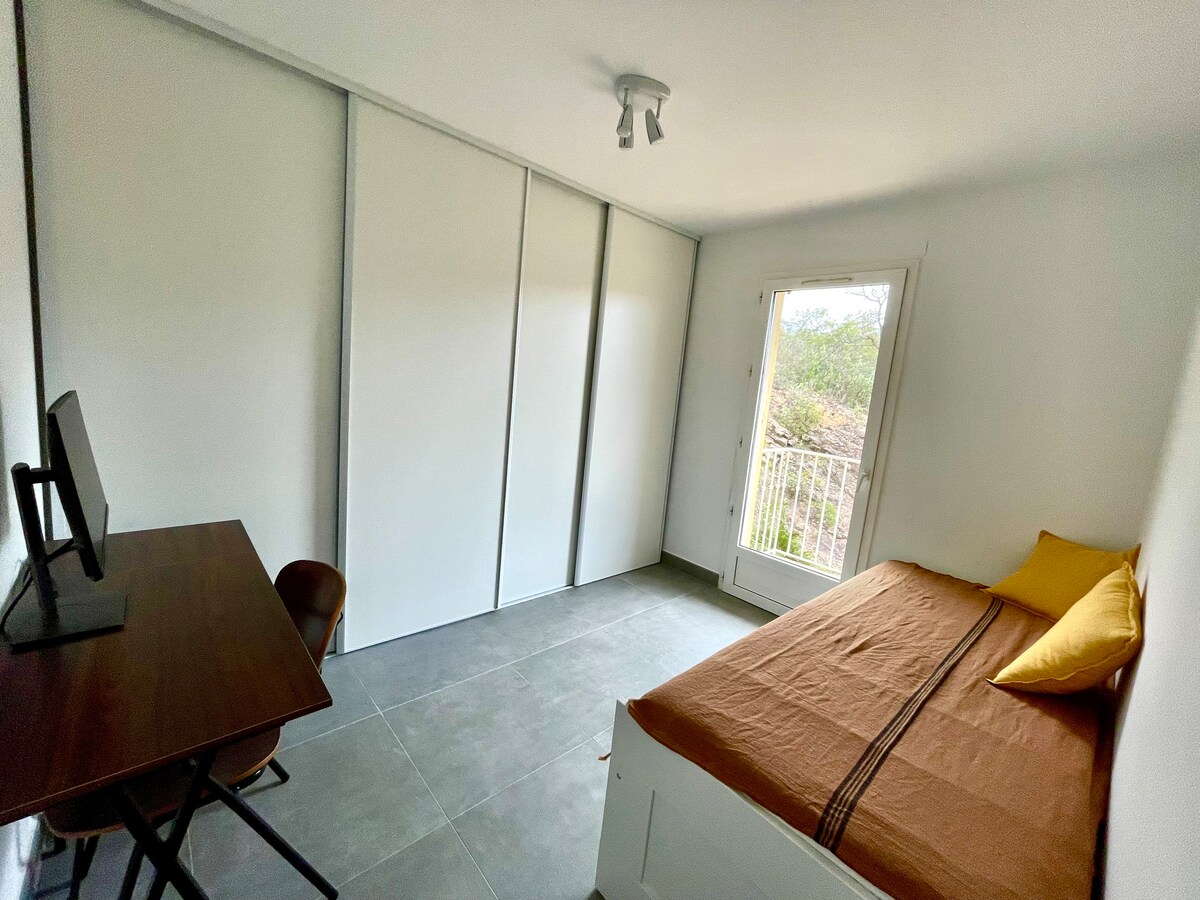 Treća je soba dostupna uz nadoplatu. PM domaćin 