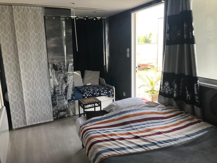 Sehemu iliyo na sofa ya bz iliyofunikwa kwa kulala watu 2, godoro nene kitanda cha kawaida