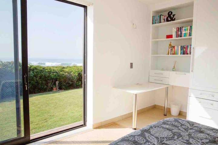 Dormitorio dos con puerta corrediza al jardín