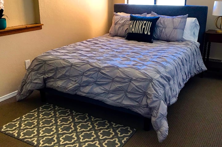 3号标准双人床卧室可容纳两人，期待您的真正科罗拉多假期！美妙的房源，四周环绕着壮丽的山脉！ 放松身心，享受住宿体验，有足够的空间放松身心！提供干净的床上用品和毛巾。 