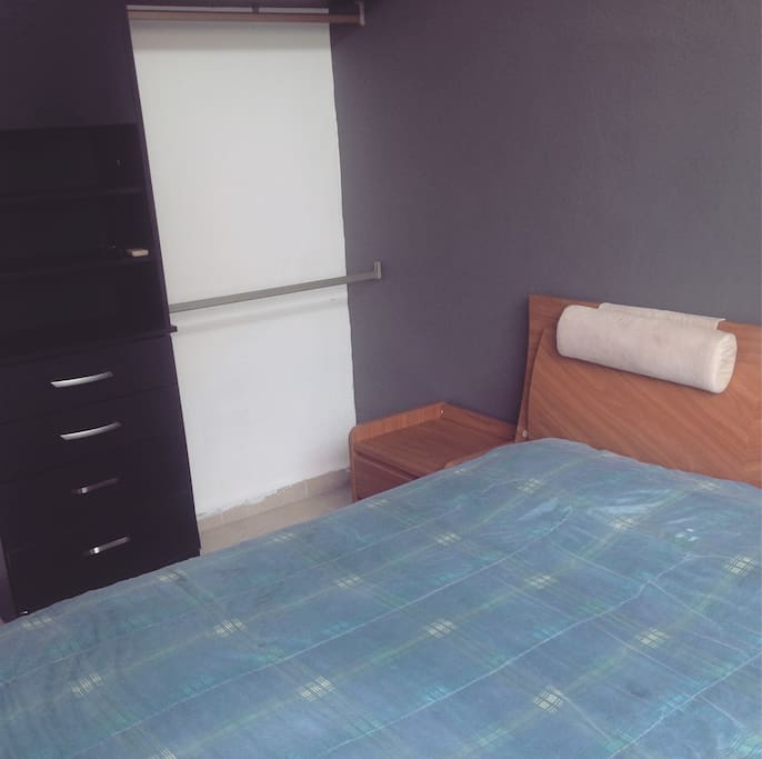 La habitación con cama queen y closet
