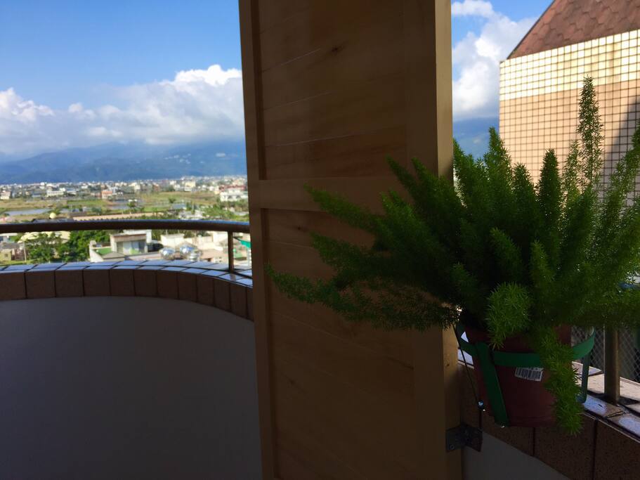 新增柚木屏風在2樓陽台,讓您賞景-龜山島海域、礁溪、宜蘭市景、山景 更有隱私與避風。The Ocean view with small island and Yilan citywide, mountains view will be found when you stay on the balcony of 2F.