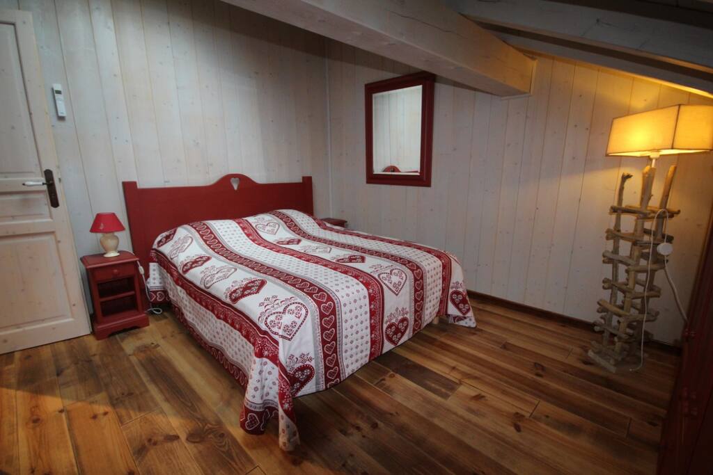 Chambre n°2 à l'étage avec lit double
