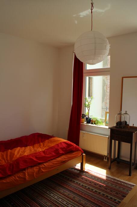 Gemütliches Schlafzimmer mit Balkon